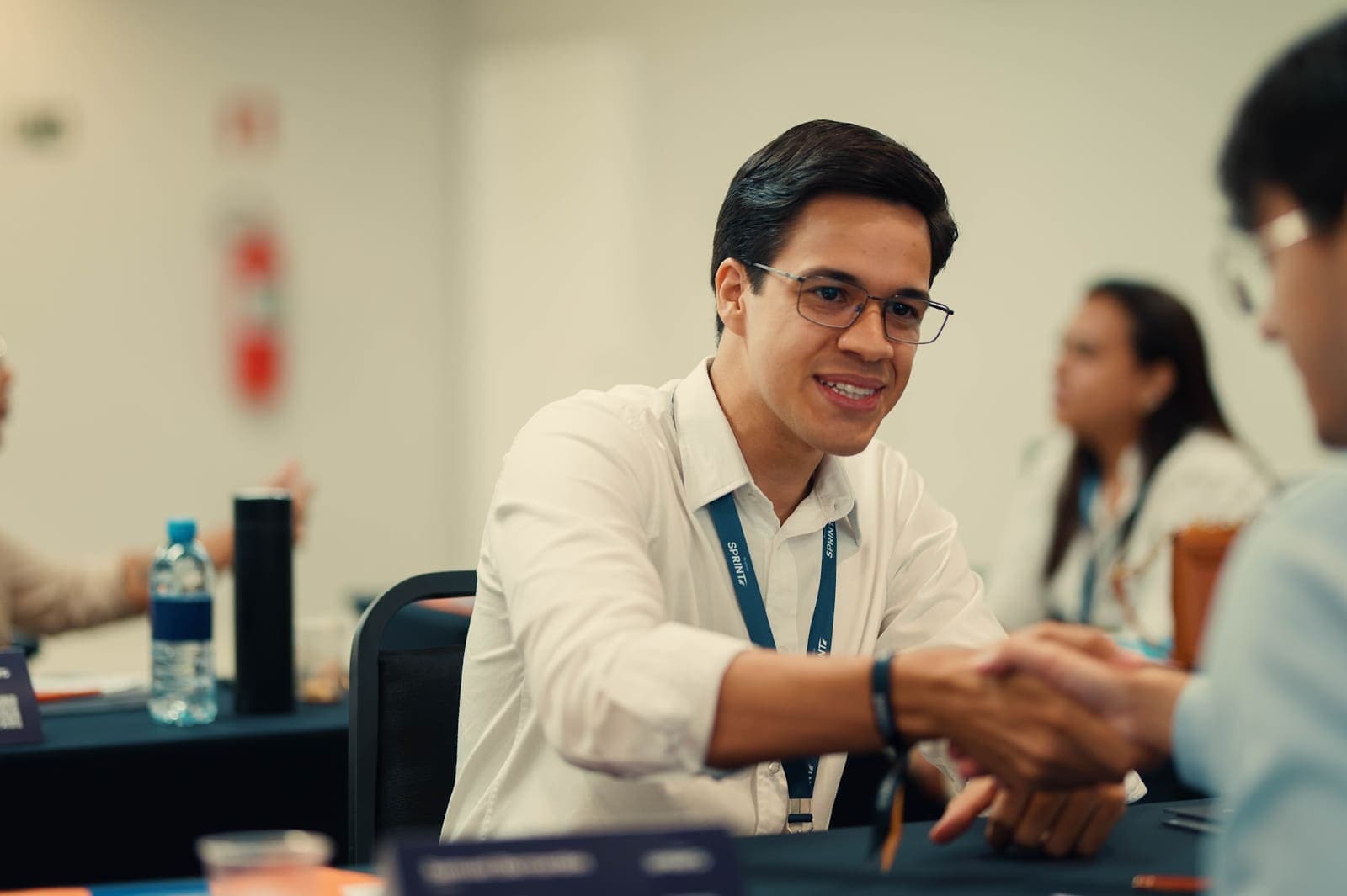 Participantes conversando e sorrindo à mesa