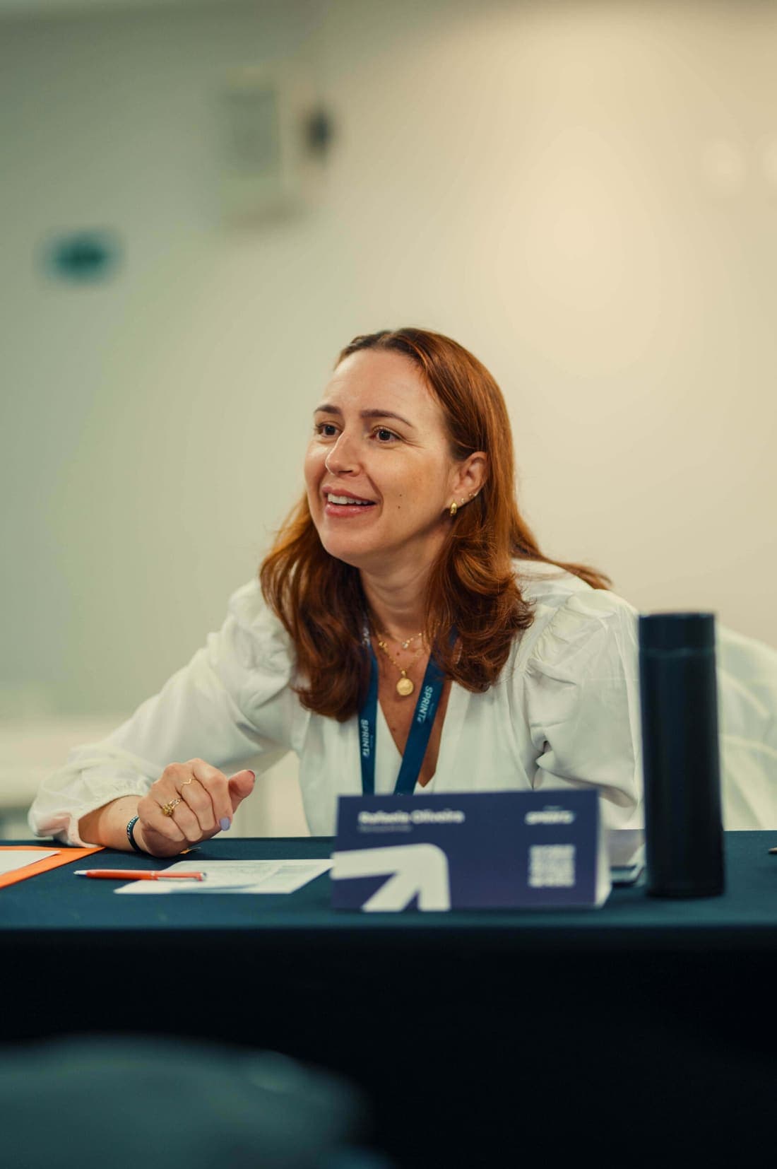 Participante sorrindo durante a conversa na mesa