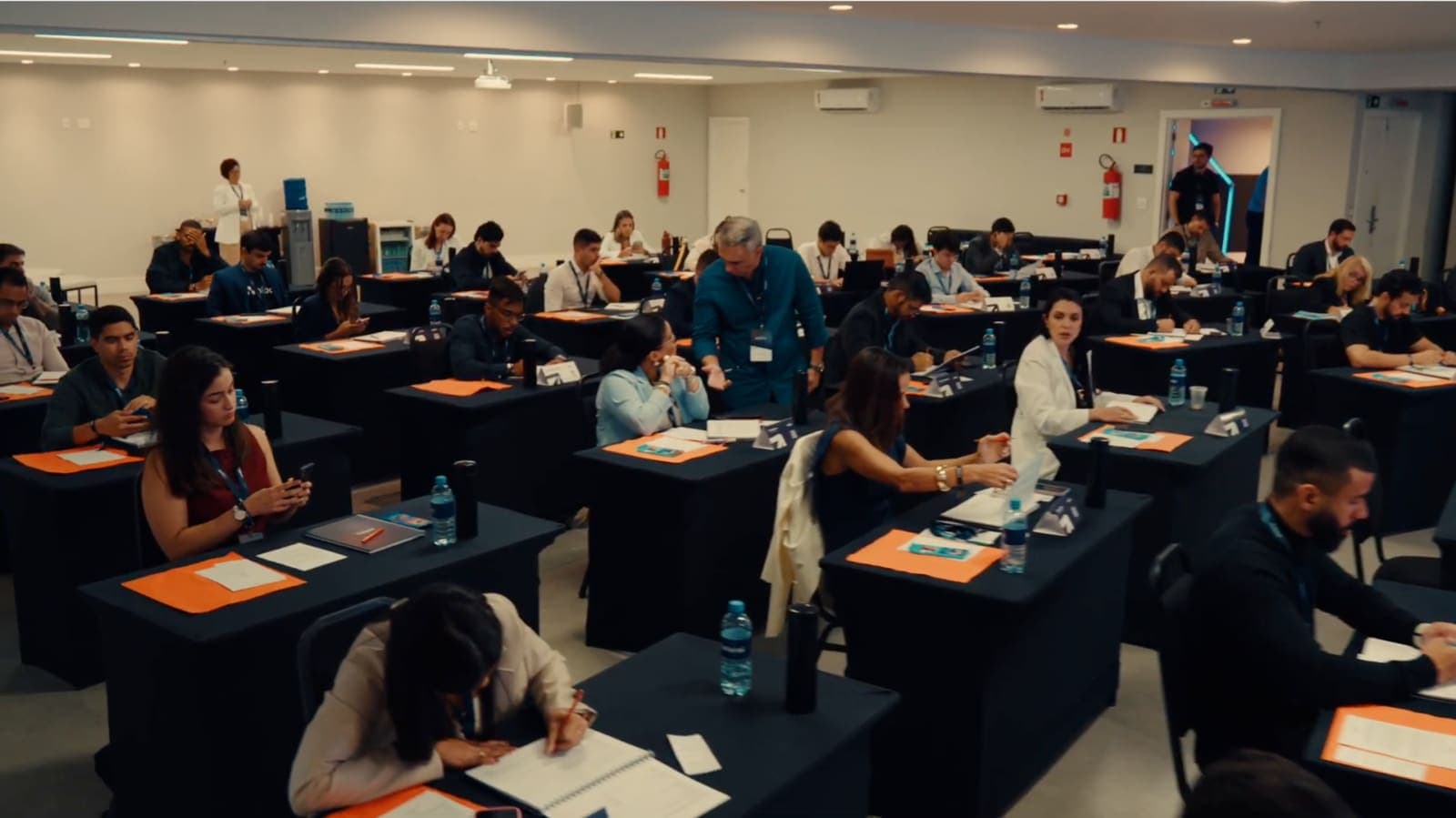 Sala cheia, com as empresas da turma nas mesas